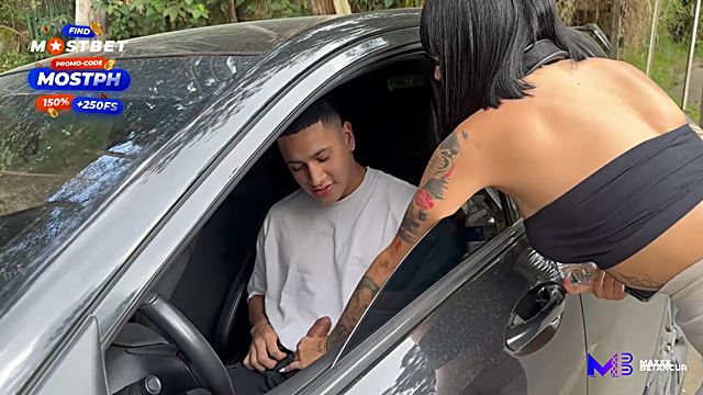 Chica se Sube al Carro de un Desconocido para ser Follada Salvajemente