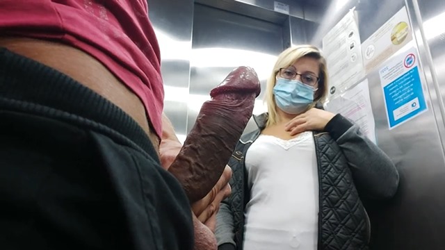 Me lo saco frente a esta extraña y ella lo disfruta