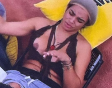 Se le sale una teta a Crucita en La Casa de Alofoke