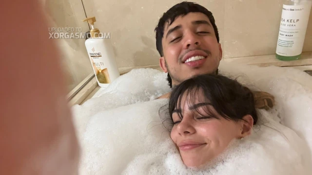 Westcol y Milica se envuelven juntos bajo espuma